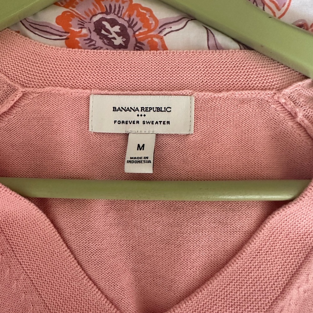 Banana Republic Forever Pink V-Neck
Sweater Medium NWOT - Picture 4 of 6